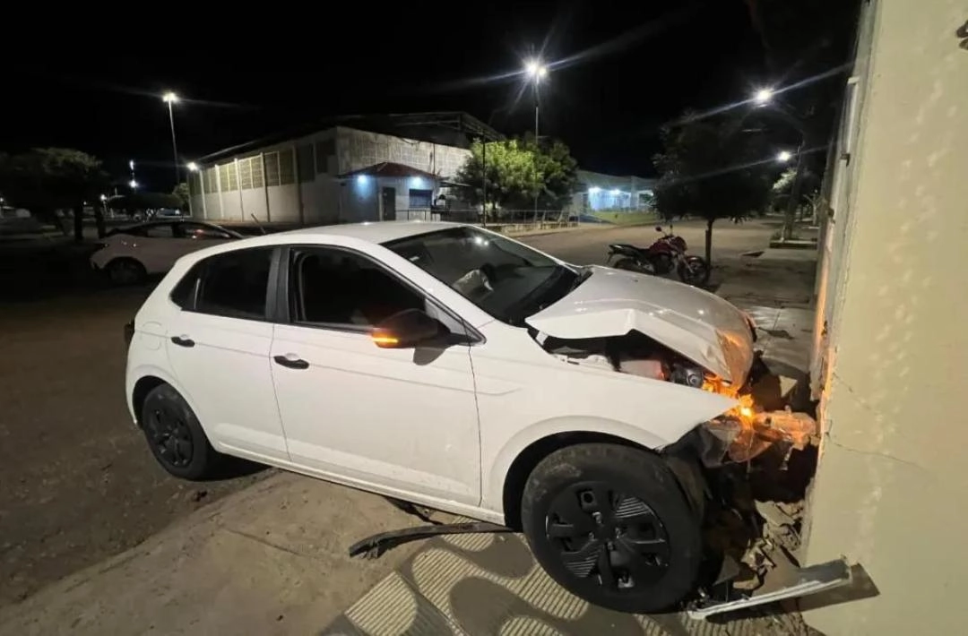 Motorista embriagado colide carro contra residência em avenida de Oeiras