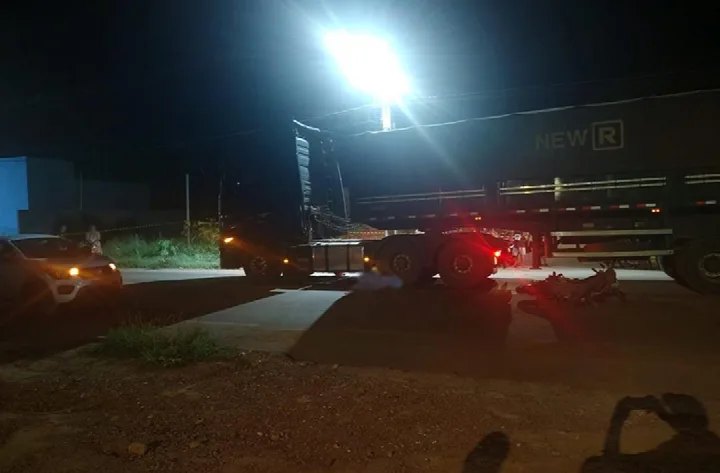 Motociclista morre após bater em carro e ser atropelado por carreta na PI-392