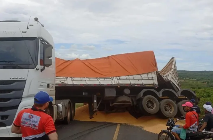 Carreta perde força e tomba na PI-245, em Vera Mendes; carga de milho fica espalhada e é levada por populares