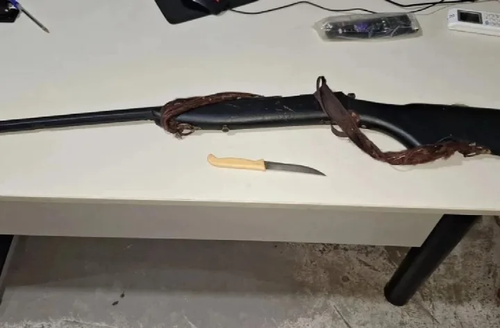 Homem é conduzido após tentar esfaquear e atirar contra irmã no interior do Piauí