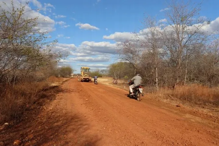 Secretaria de Obras de Colônia do Piauí realiza recuperação de estradas vicinais