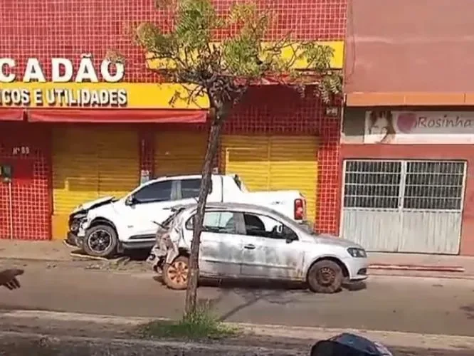 Picape invade calçada de loja ao colidir com carro de passeio em Altos