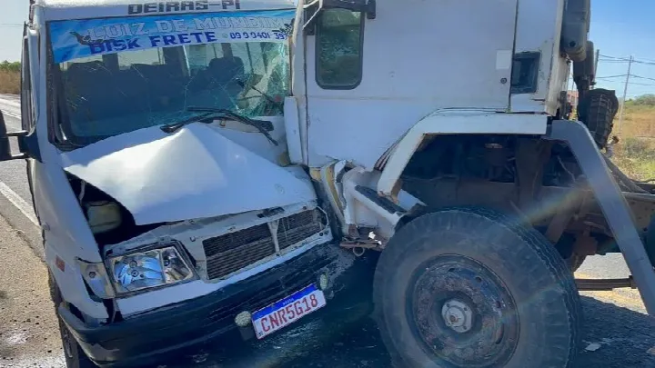 Grave acidente na BR-230 envolve caminhão e van com 14 passageiros em Oeiras