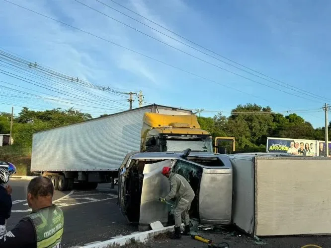 Colisão entre carreta e caminhão deixa uma pessoa ferida no interior do Piauí