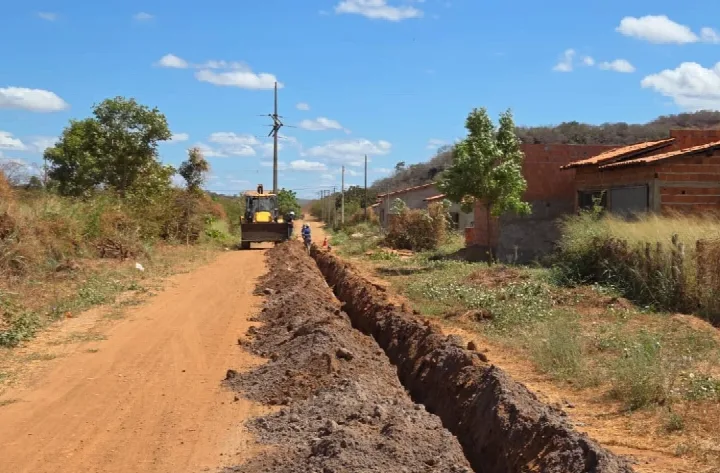 Obras de expansão da rede de água beneficiam moradores de dois bairros em Oeiras