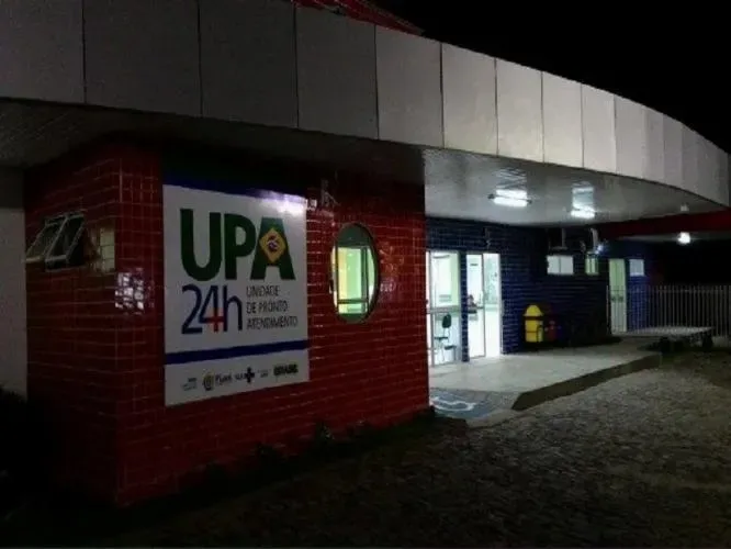 Grave acidente entre carro e moto deixa jovem ferido no Centro de Oeiras