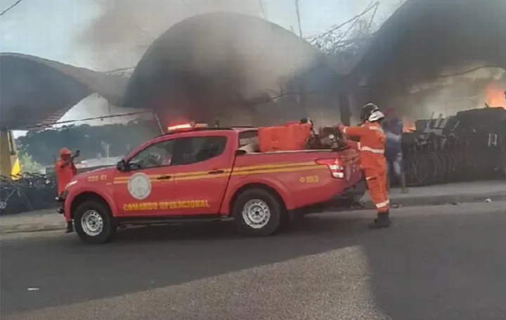 Incêndio destrói parte do Troca-Troca no Centro de Teresina