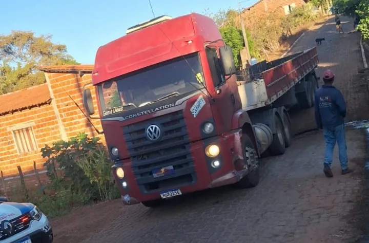 Caminhão é deixado ligado em via pública em Santa Rosa do Piauí e motorista surge horas depois relatando tentativa de roubo