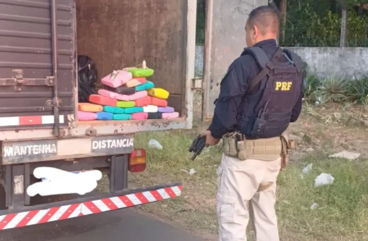 Dupla é presa pela PRF com quase 30kg de maconha dentro de caminhão, em Teresina