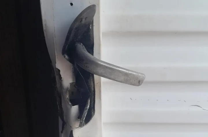 Ladrões arrombam casa durante o dia enquanto moradores estavam fora em Oeiras