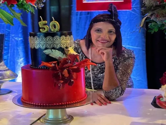 Rosilene Brito comemora 50 anos com festa temática 'Moulin Rouge'