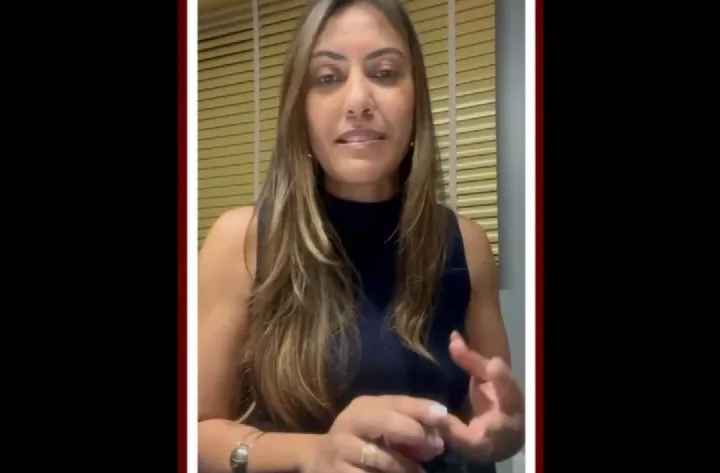 Ex-alunos da turma de 2004 da Sociedade Educacional Paulo Freire prestam homenagem aos Professores