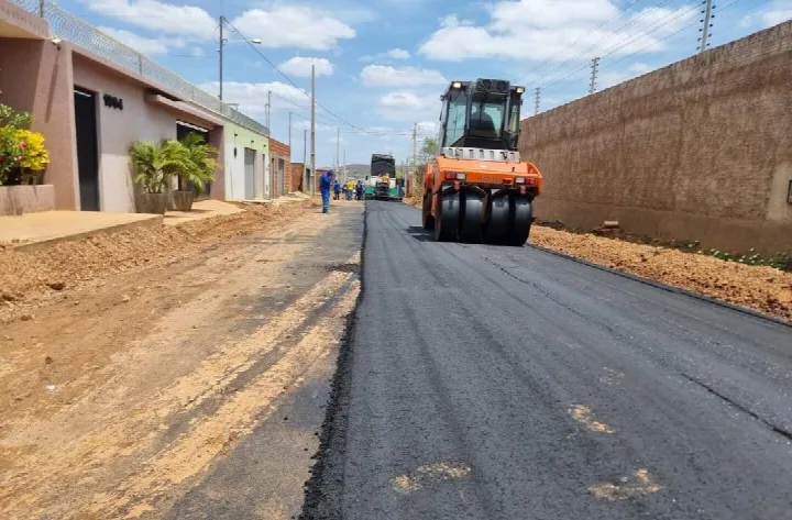Prefeito Zé Raimundo acompanha asfaltamento do Conjunto Elisabeth Sá e Avenida João Ferraz em Oeiras