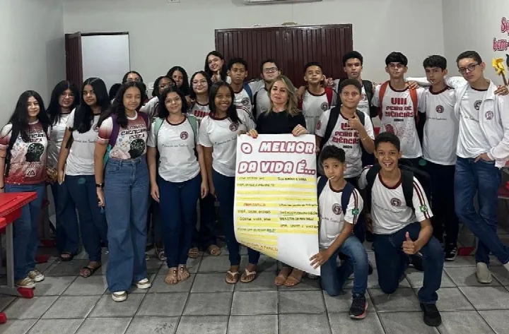Psicóloga Aline Martins conduz atividade reflexiva sobre a vida com alunos do 8º ano da Sociedade Educacional Paulo Freire