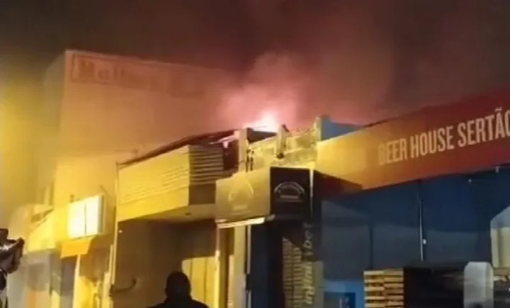 Incêndio de altas proporções destrói depósito de rede de supermercados em Picos