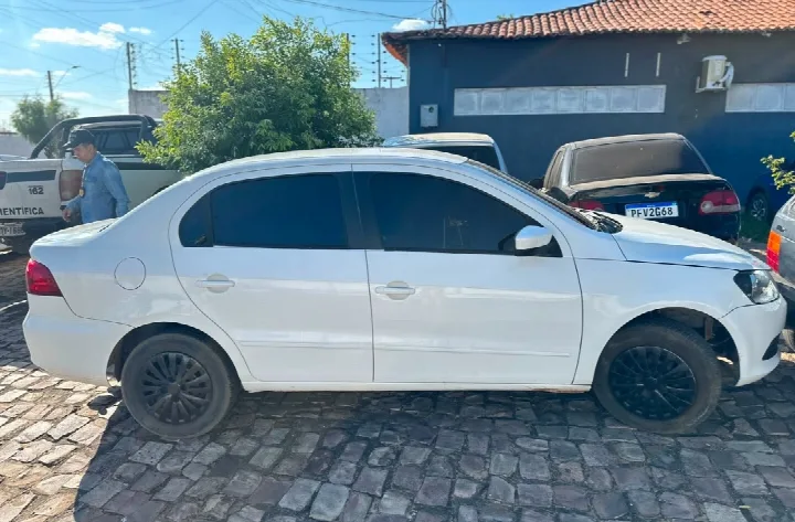 Fuga de suspeito termina com disparos da PM e carro abandonado em Oeiras