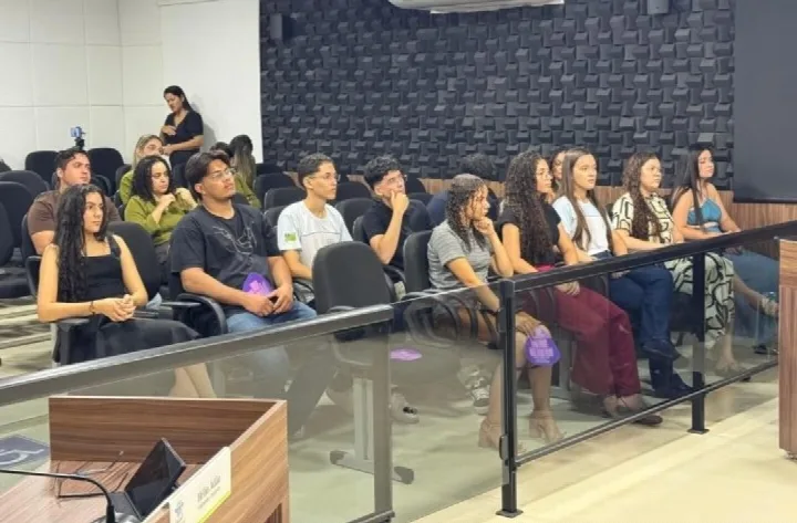Jovens de Oeiras participam do Parlamento Jovem e vivenciam rotina legislativa