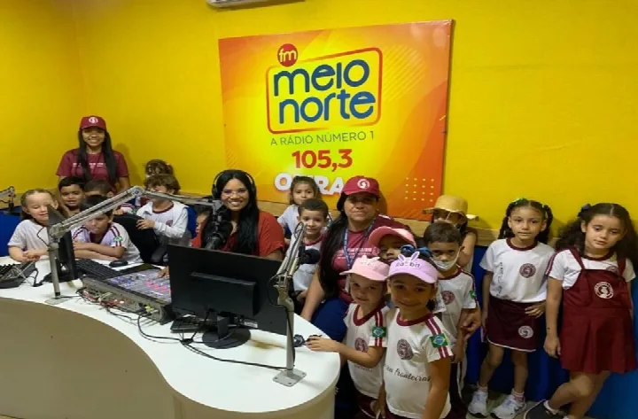 Crianças do Infantil II do colégio Paulo Freire visitam a rádio Meio Norte em atividade sobre meios de comunicação