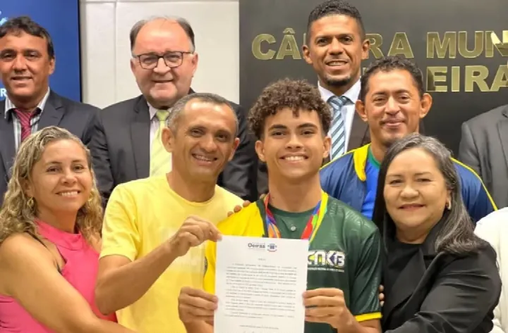 Atleta oeirense recebe Menção Honrosa na Câmara Municipal após resultado em mundial de karatê