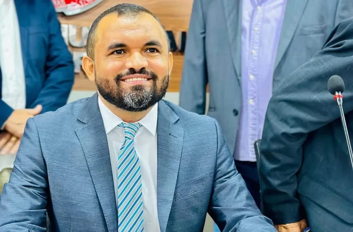 Amilton de Zé Moura assume presidência da Câmara Municipal de Oeiras em cerimônia que empossa vereadores para o mandato 2025-2028