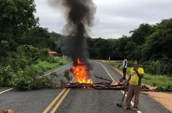 Cajazeiras do Piauí: Moradores do povoado São Bento bloqueiam a PI-239 em protesto contra a Equatorial