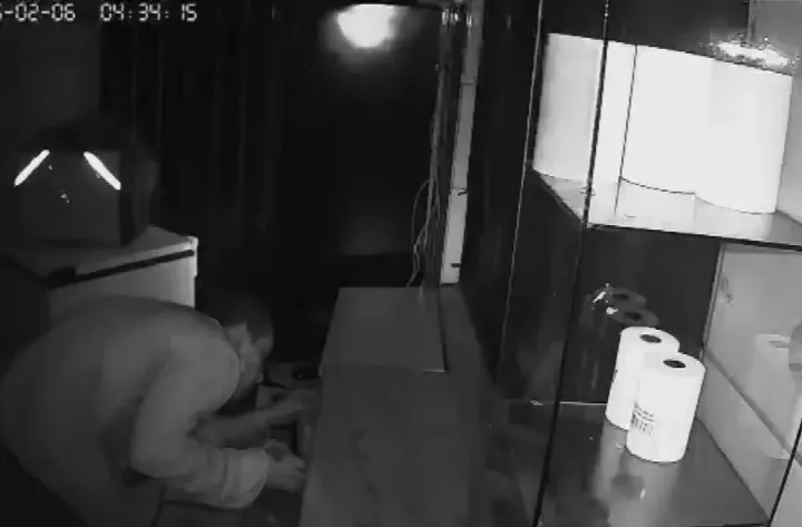 Criminoso arromba hamburgueria em Oeiras e leva dinheiro e câmera de segurança