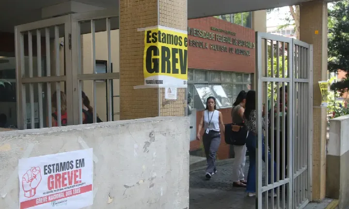 Docentes universitários em greve analisam oferta do governo