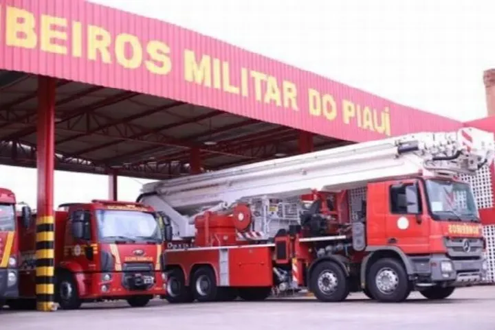 Bombeiros e PRF atuam em trecho da BR-343 onde fumaça provocou acidente leve entre dois veículos
