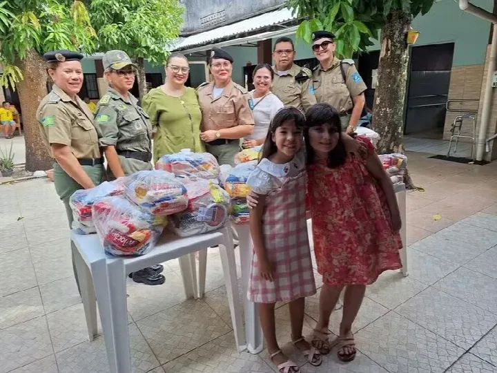 Menina de 10 anos pede cestas básicas de aniversário e faz entrega acompanhada de mulheres PMs