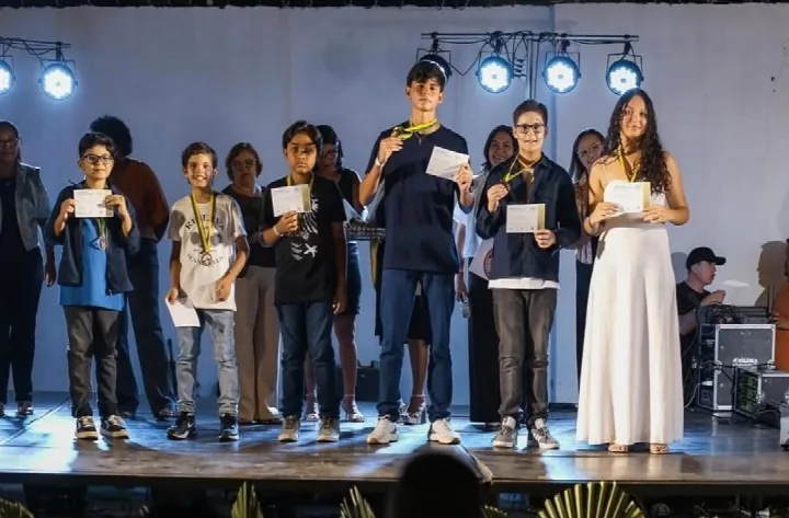 Estudantes da Sociedade Educacional Paulo Freire recebem premiações do Concurso Canguru de Matemática durante a Festa da Família 2025