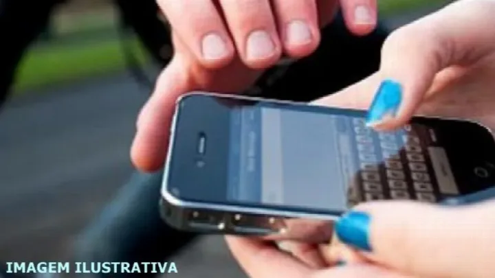 Homem de 22 anos é preso em flagrante por roubo de celular sob ameaça de faca em Oeiras