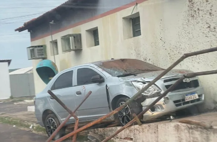 Carro desgovernado atinge prédio da Regional de Saúde em Oeiras
