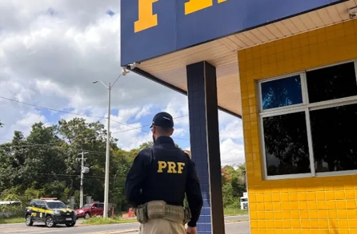 PRF apreende R$ 67 mil em espécie e material de campanha eleitoral em carro na BR-343 no PI