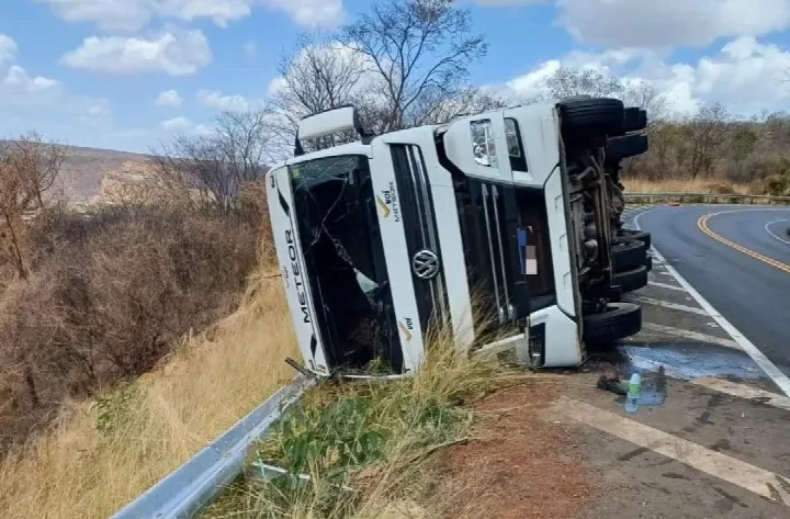 Carreta tomba em ladeira na zona rural do município de Picos