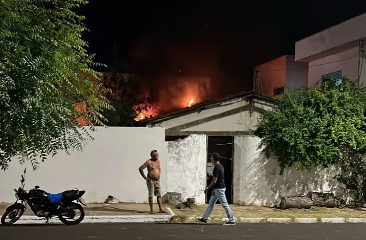 Incêndio causa prejuízos em residência no Centro de Oeiras