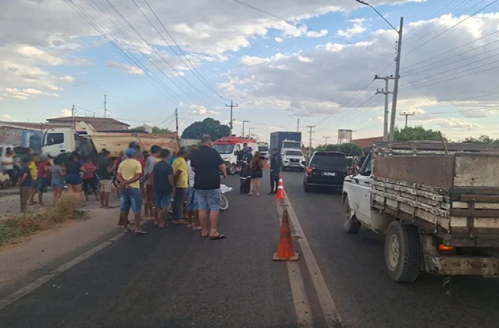 Homem morre após moto colidir com carreta no PI;esposa e filho estavam na garupa
