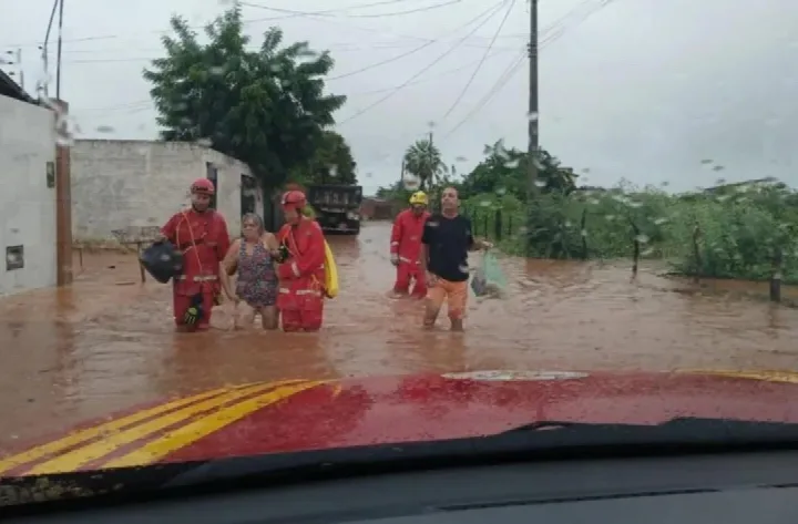 Fortes chuvas deixam famílias desabrigadas em Picos; campanhas solidárias mobilizam ajuda