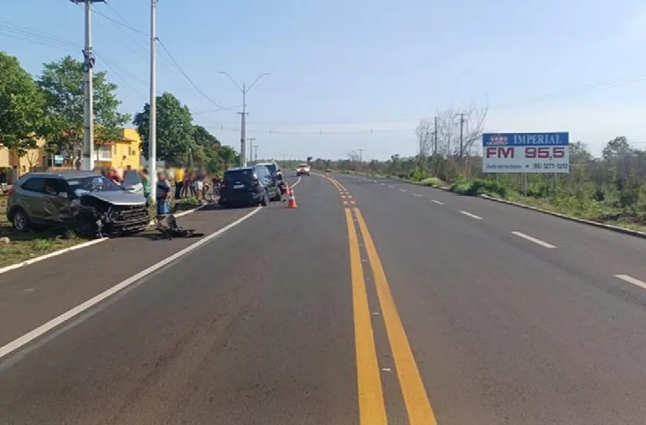Jovem de 21 anos fica ferida em colisão entre carros na BR-343 em Piripiri