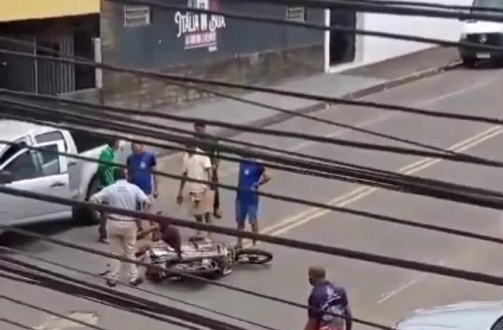 VÍDEO: Homem fica gravemente ferido após colisão entre carro e moto em Oeiras