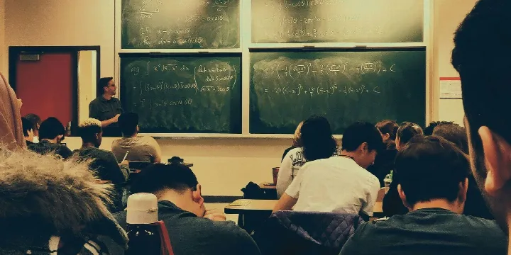 Lula sanciona novo ensino médio e veta mudanças no ENEM