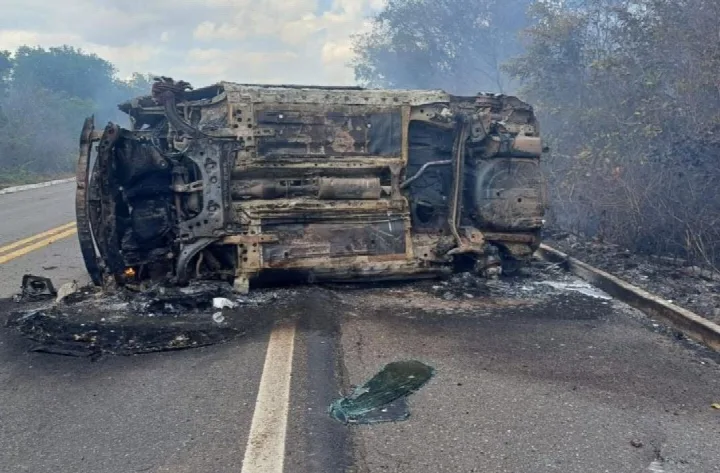 Pneu estourado causa capotamento de carro e incêndio no Piauí; motorista sobrevive
