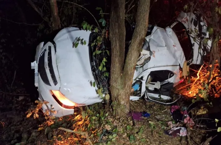 Mulher morre e outros três ficam feridos após carro colidir em árvore no Piauí