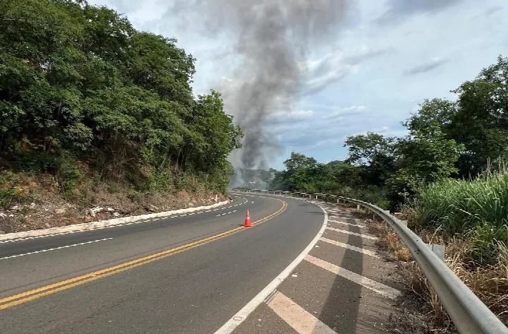 Tombamento com incêndio em veículo de carga perigosa causa interdição total da BR 316 em Picos