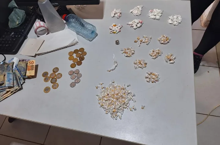 Adolescente suspeito de agredir a própria mãe é apreendido com drogas em Altos; homem também é preso