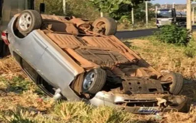 Carro tomba na BR 230, próximo à entrada do bairro Várzea em Oeiras