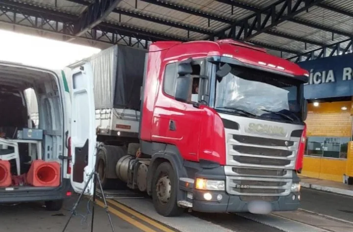 PRF e Sefaz flagram veículos de carga com excesso de peso no Piauí