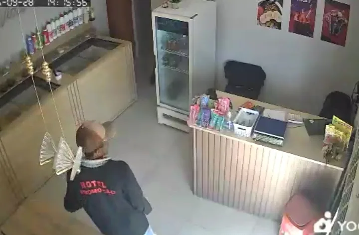 Homem é preso horas após furtar iPhone de estabelecimento e polícia recupera aparelho em Oeiras