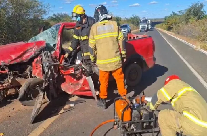 Motorista fica preso às ferragens após colisão na BR-230 entre São João da Varjota e Gaturiano