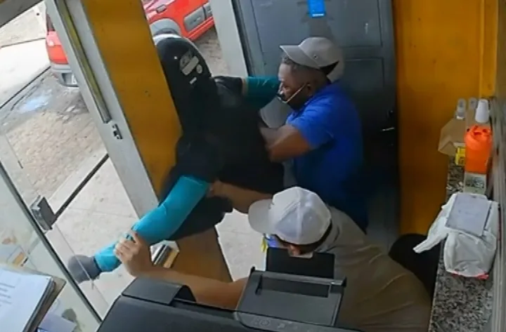 Vídeo: Funcionários reagem e tomam arma durante tentativa de assalto em posto em Oeiras
