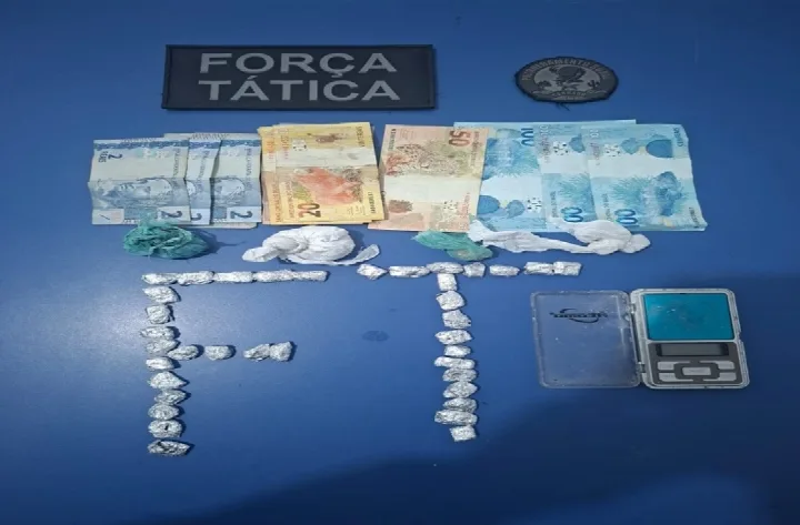 Força Tática apreende drogas, balança de precisão, dinheiro e arma branca no bairro Leme, em Oeiras